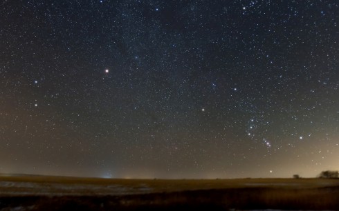 Poznáte, která souhvězdí jsou zaznamenána na tomto fotografickém záběru? Zdroj: NASA/ESA/Alan Dyer.